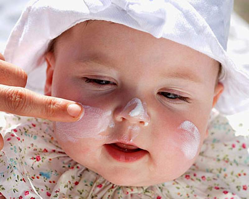 استفاده ی بی خطر از کرم های ضد آفتاب برای مادران باردار و کودکان