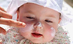 استفاده ی بی خطر از کرم های ضد آفتاب برای مادران باردار و کودکان