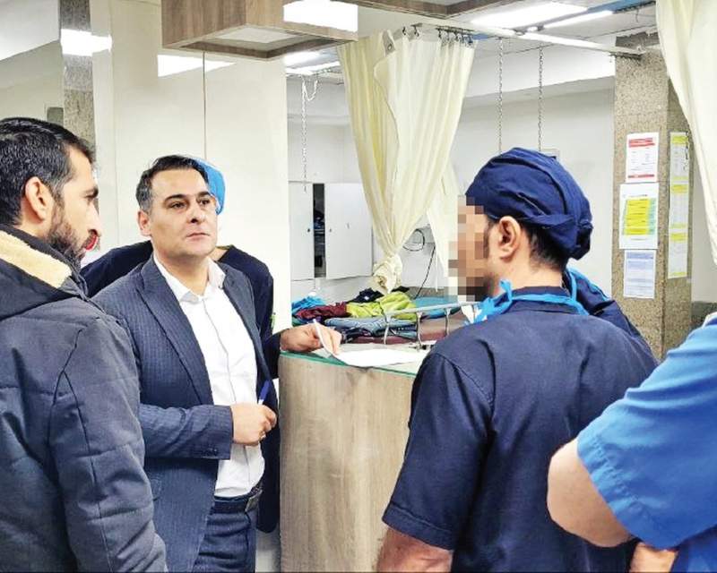 عاملان کوری ۹ بیمار بیمارستان نگاه پای میز محاکمه