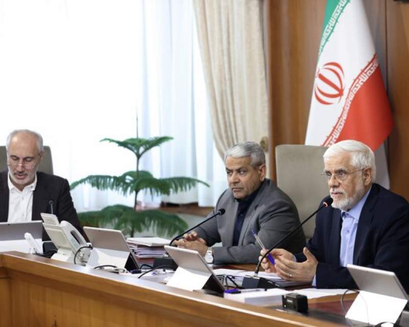 گزارش وزیر بهداشت از کاهش چشمگیر مهاجرت کادر درمان در ۶ ماهه دوم سال ۱۴۰۳