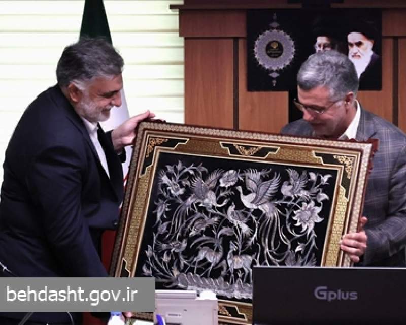وزیر بهداشت از تلاش‌های و زحمات دکتر جعفر حسین تقدیر کرد
