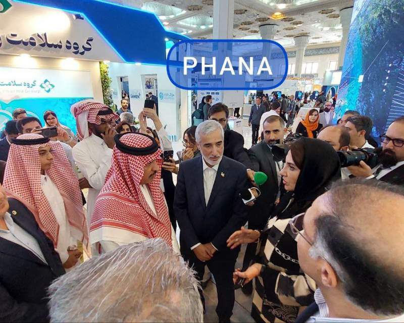 بازدید سفیر عربستان سعودی در ایران از غرفه گروه دارویی سیناژن در دهمین نمایشگاه بین‌المللی ایران فارما و توضیحات هاله حامدی‌فر به وی