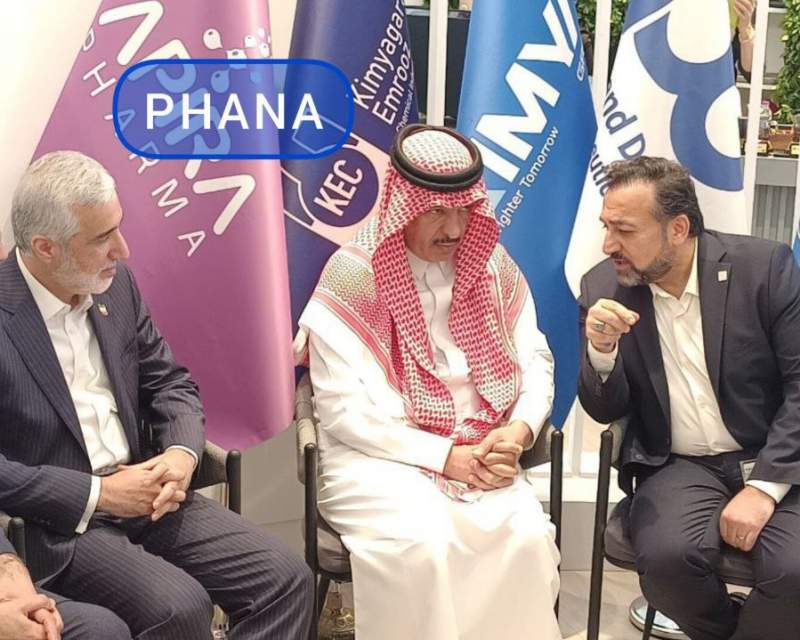 بازدید سفیر عربستان سعودی در ایران از غرفه گروه کیمیا در دهمین نمایشگاه بین‌المللی ایران فارما
