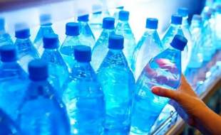 ماجرای آلودگی آب معدنی ایرانی در عمان چیست؟