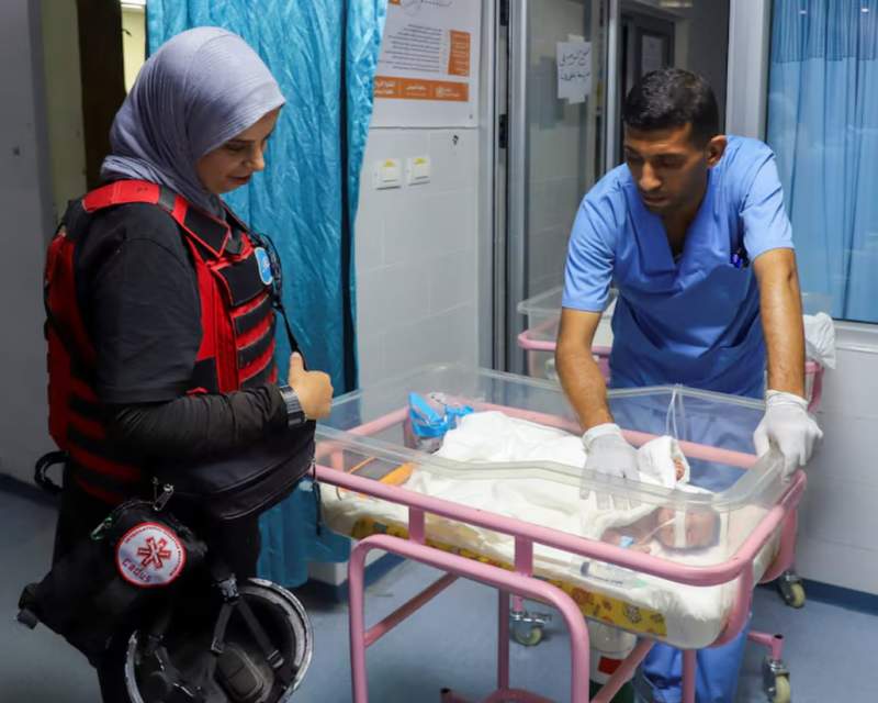 نوزادان در غزه مجبور به استفاده مشترک از ماسک اکسیژن و تخت شده‌اند