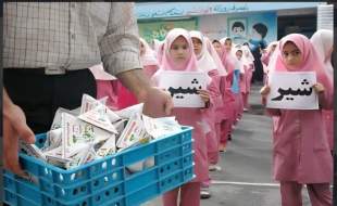 بودجه دستگاه‌های مضر فرهنگی را حذف و برای فرزندان ایران شیر رایگان تهیه کنید