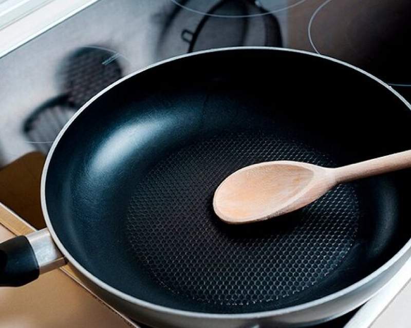 هشدار سازمان غذا و دارو درباره بازسازی غیرمجاز ظروف نچسب