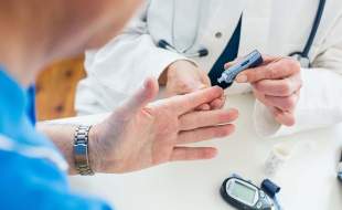 تغییر مصرف انسولین بیماران از نوع خارجی به تولید داخل راحت نیست