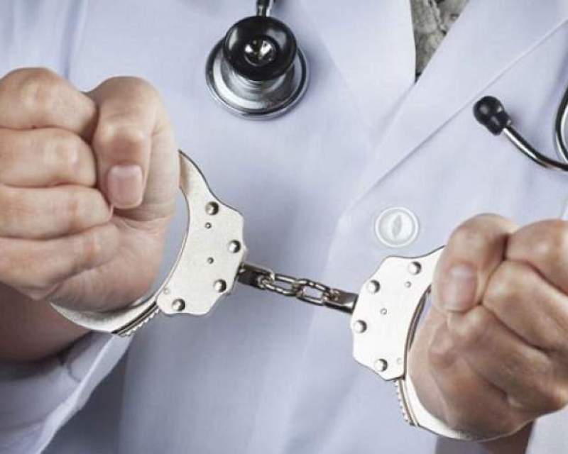 شناسایی پزشک قلابی در حین انجام کار در کازرون