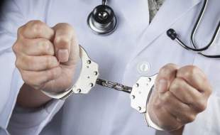 شناسایی پزشک قلابی در حین انجام کار در کازرون