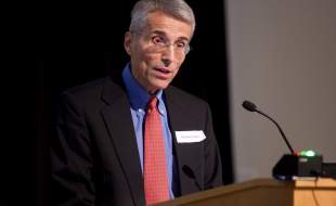 مدیر تازه منصوب شده، ساز مخالف با رئیس FDA را زد