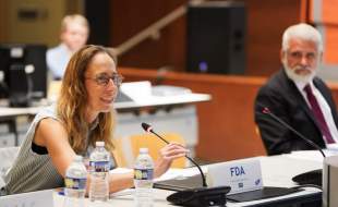 یک پزشک منتقد واکسن‌ها مدیر مهمترین بخش سازمان غذا و دارو آمریکا شد