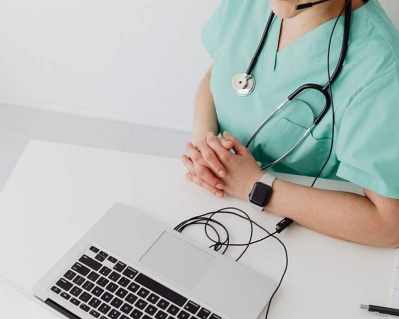 یک ابزار هوش مصنوعی بار سنگین یادداشت‌برداری پزشکان را سبک کرد