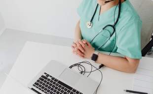 یک ابزار هوش مصنوعی بار سنگین یادداشت‌برداری پزشکان را سبک کرد