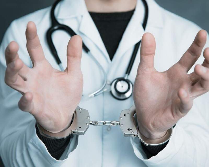 پزشکان قلابی بهراحتی به بیمارستانها نفوذ میکنند؛ ضرورت برخورد با بیمارستانهای متخلف پزشکان قلابی بهراحتی به بیمارستانها نفوذ میکنند؛ ضرورت برخورد با بیمارستانهای متخلف