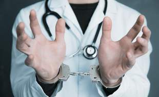 پزشکان قلابی به‌راحتی به بیمارستان‌ها نفوذ می‌کنند؛ ضرورت برخورد با بیمارستان‌های متخلف